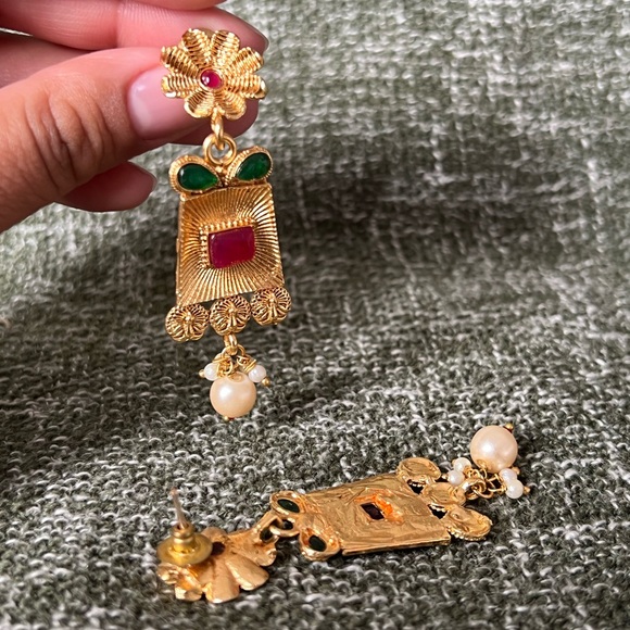 Gold tone Indian set with earrings - Picture 4 of 4